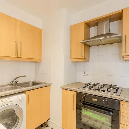 Apartment Peaceful 1br Near Canary Warf, 2min Thames River *