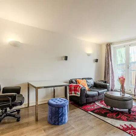 Apartment Peaceful 1br Near Canary Warf, 2min Thames River