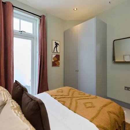 The Putney Hideaway - Modern And Elegant 3bdr Flat With Patio Londra
