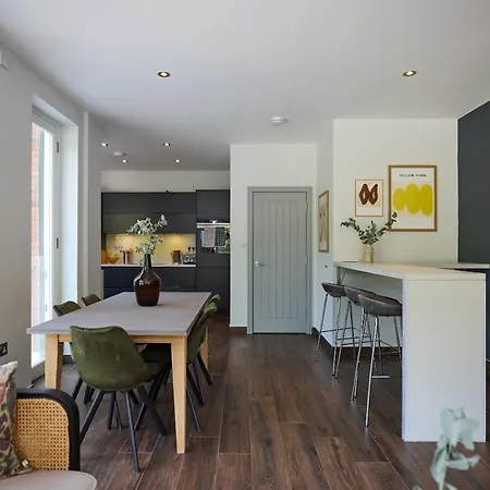 The Putney Hideaway - Modern And Elegant 3bdr Flat With Patio