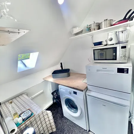 Stylish Refurbished London - Family, Friends & Business Travellers Retreat Near Wimbledon, Sleeps 6, Free Street Parking *