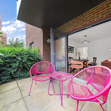 Modern 2 Bedroom In Uxbridge Free Parking Apartment *