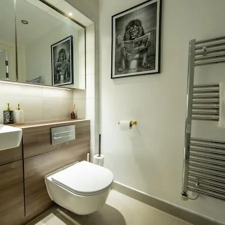 Runway Retreat, Close To London Heathrow