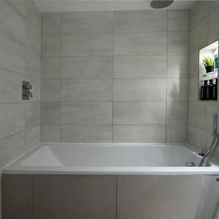 Runway Retreat, Close To London Heathrow Apartment *