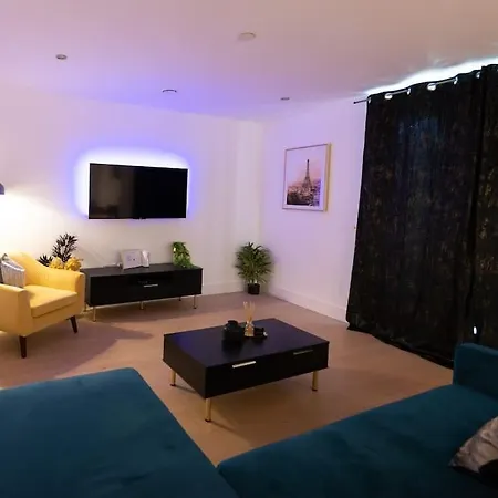 Apartment Runway Retreat, Close To London Heathrow West Drayton (Middlesex)