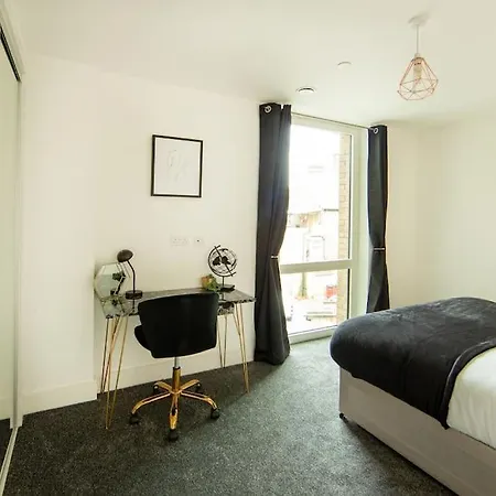 Runway Retreat, Close To London Heathrow *
