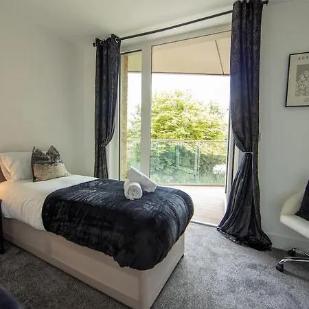 Runway Retreat, Close To London Heathrow West Drayton (Middlesex)