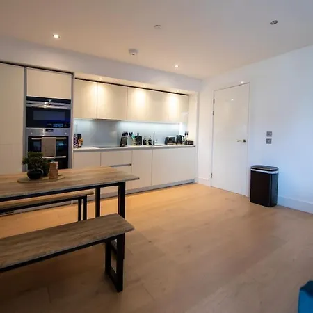 Apartment Runway Retreat, Close To London Heathrow West Drayton (Middlesex)