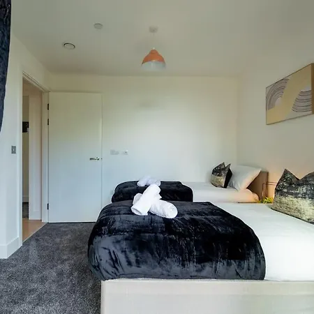 Runway Retreat, Close To London Heathrow