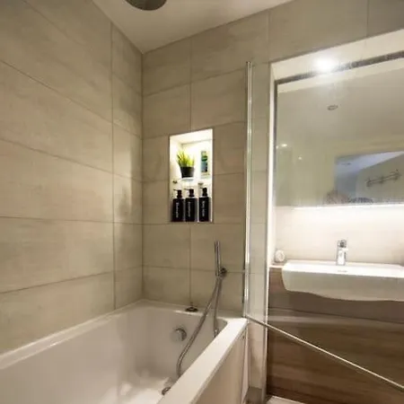 Runway Retreat, Close To London Heathrow West Drayton (Middlesex)