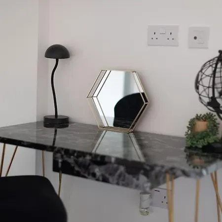 Runway Retreat, Close To London Heathrow Apartment