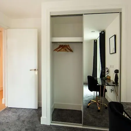 Runway Retreat, Close To London Heathrow Apartment