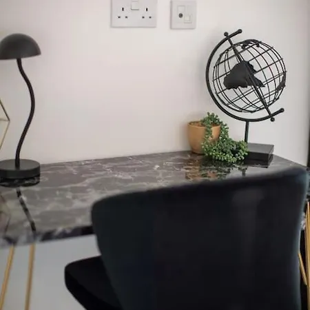 Apartment Runway Retreat, Close To London Heathrow