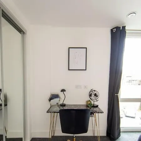 Apartment Runway Retreat, Close To London Heathrow West Drayton (Middlesex)