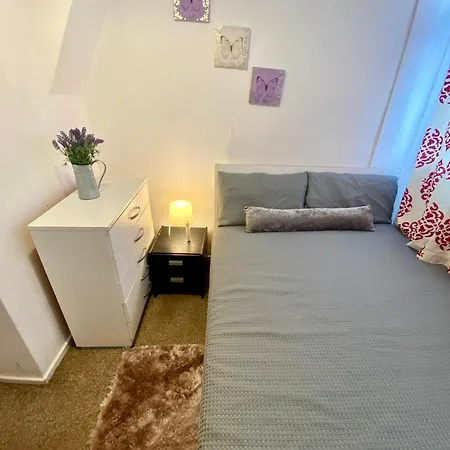 Cosy 3 Bed Apt, Old Truman Brewery! Brick Lane, London, E1 לונדון