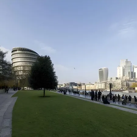 3 Million Pound Luxury Large Tower Bridge Direct Views Sleeps 6 Apartment *
