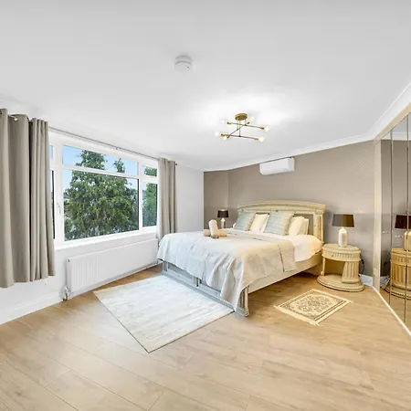 Lux 5 Bed Sleeps 11, 10 Mins From Wembley Stadium, Jacuzzi And Steam Shower Apartment