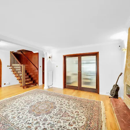 Apartment Lux 5 Bed Sleeps 11, 10 Mins From Wembley Stadium, Jacuzzi And Steam Shower Harrow on the Hill