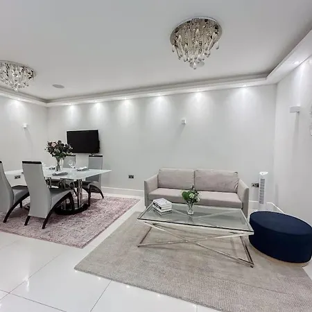 Elegant And Spacious In Prime Apartment London