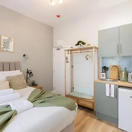 Bright And Airy With Minimalist Charm *