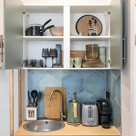 Bright And Airy With Minimalist Charm * לונדון