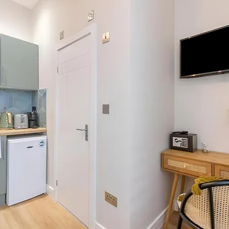 Bright And Airy With Minimalist Charm לונדון