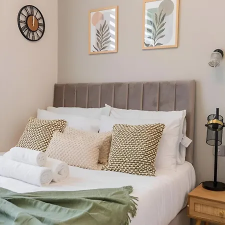 Bright And Airy With Minimalist Charm דירה *