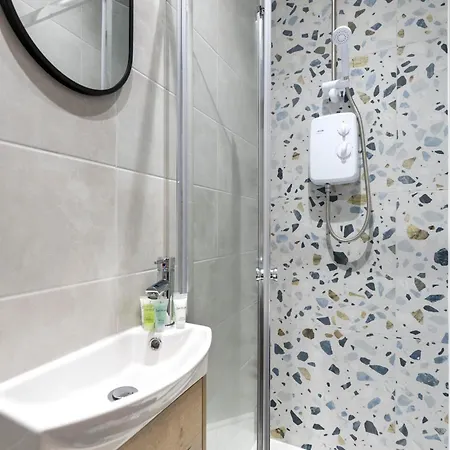 Bright And Airy With Minimalist Charm דירה *