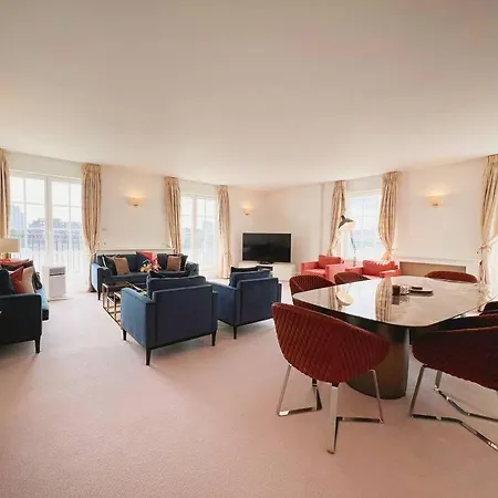 Charming 3 Bed Luxury Flat In Apartment