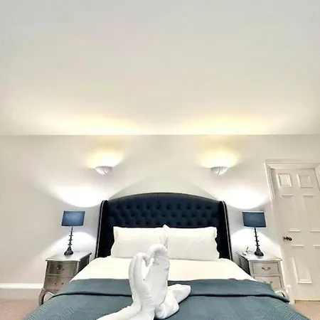 Charming 3 Bed Luxury Flat In *