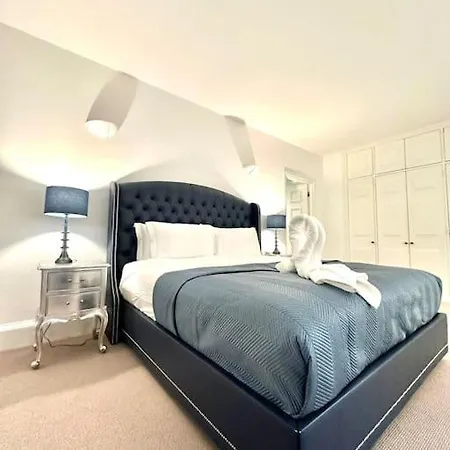 Charming 3 Bed Luxury Flat In Apartment