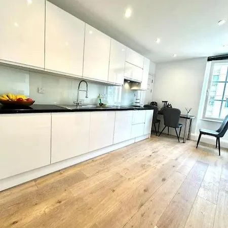 Charming 3 Bed Luxury Flat In Apartment *