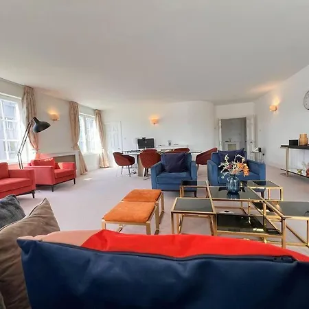 Charming 3 Bed Luxury Flat In