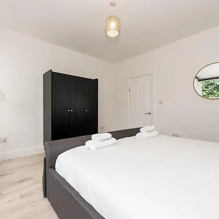 Holiday home Stylish Newly Renovated Large With Garden Pass The Keys London