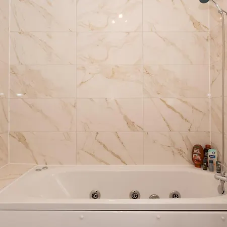 Holiday home Stylish Newly Renovated Large With Garden Pass The Keys London