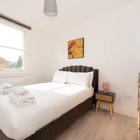Holiday home Stylish Newly Renovated Large With Garden Pass The Keys London