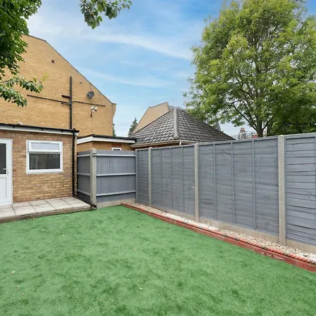 Stylish Newly Renovated Large With Garden Pass The Keys