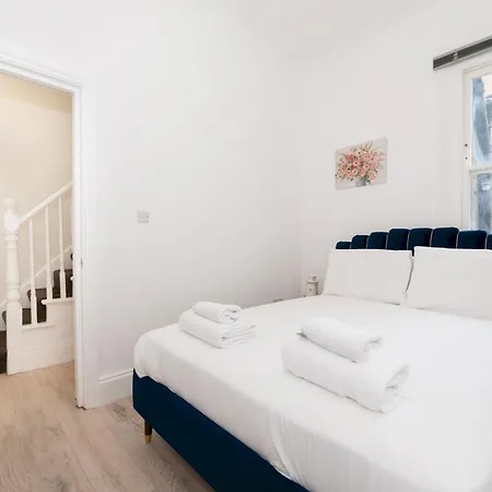 Stylish Newly Renovated Large With Garden Pass The Keys Holiday home *