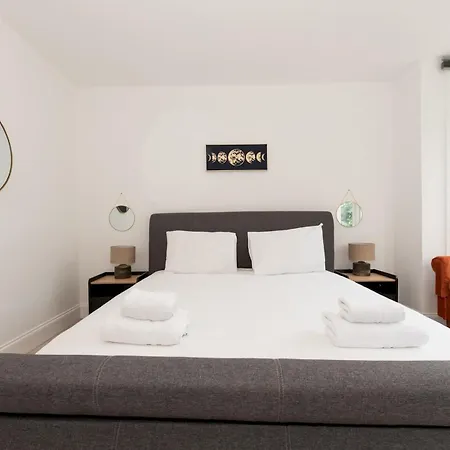 Stylish Newly Renovated Large With Garden Pass The Keys
