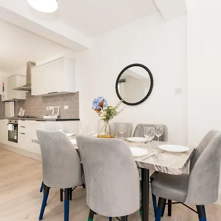 Stylish Newly Renovated Large With Garden Pass The Keys Holiday home *