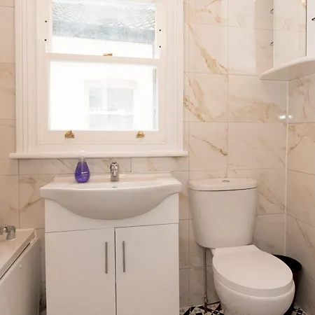 Stylish Newly Renovated Large With Garden Pass The Keys Holiday home London