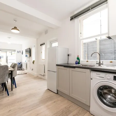 Stylish Newly Renovated Large With Garden Pass The Keys Holiday home London