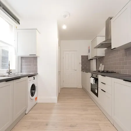 Stylish Newly Renovated Large With Garden Pass The Keys *