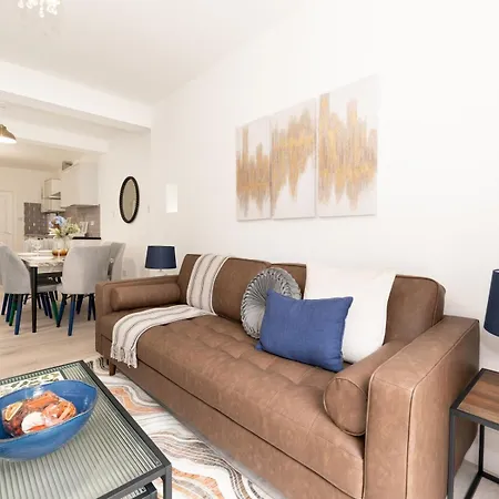 Stylish Newly Renovated Large With Garden Pass The Keys