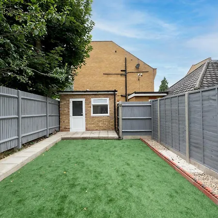 Holiday home Stylish Newly Renovated Large With Garden Pass The Keys