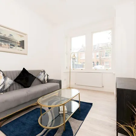 Stylish Newly Renovated Large With Garden Pass The Keys Holiday home London