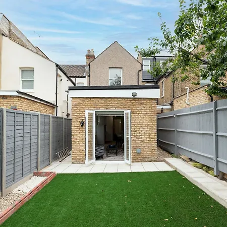 Holiday home Stylish Newly Renovated Large With Garden Pass The Keys London