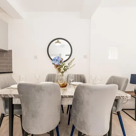 Stylish Newly Renovated Large With Garden Pass The Keys *