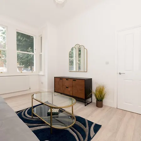 Stylish Newly Renovated Large With Garden Pass The Keys