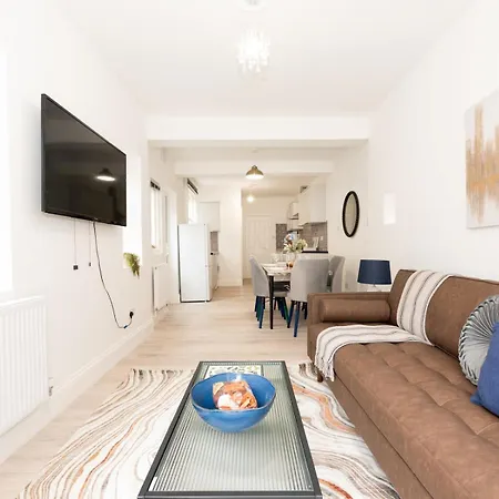 Stylish Newly Renovated Large With Garden Pass The Keys Holiday home *